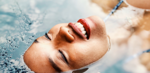 Bikins für die Sanduhr-Figur. Frau genießt es, im Wasser zu liegen | sanduhr-figur.com